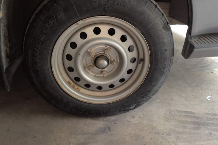Used King Long Golden Way 2015 2.0L Value-Packed Practical Version 4G21B Right Front Wheel Hub