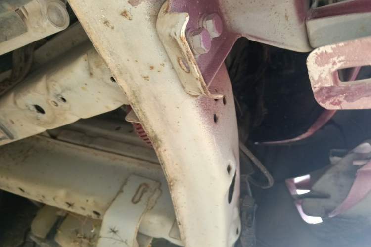 Used King Long Golden Way 2015 2.0L Van 4G21B Chassis Front Left