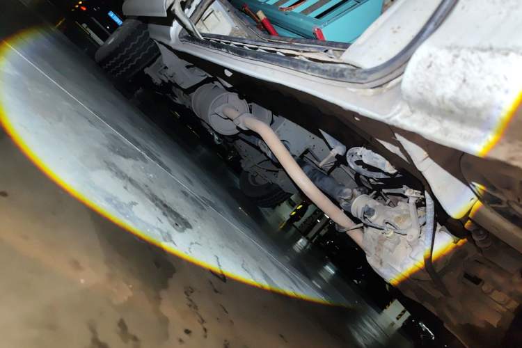 Used King Long Golden Way 2015 2.0L Value-Packed Practical Version 4G21B Chassis Front Right