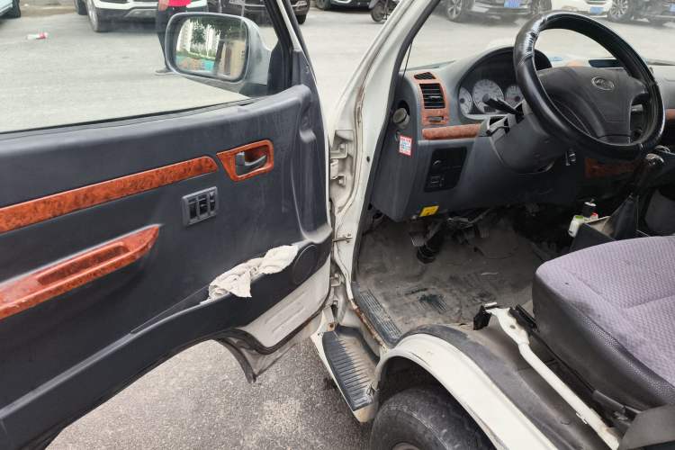 Used King Long Golden Way 2015 2.0L Cargo Van Long Wheelbase Model V20 Driver Seat