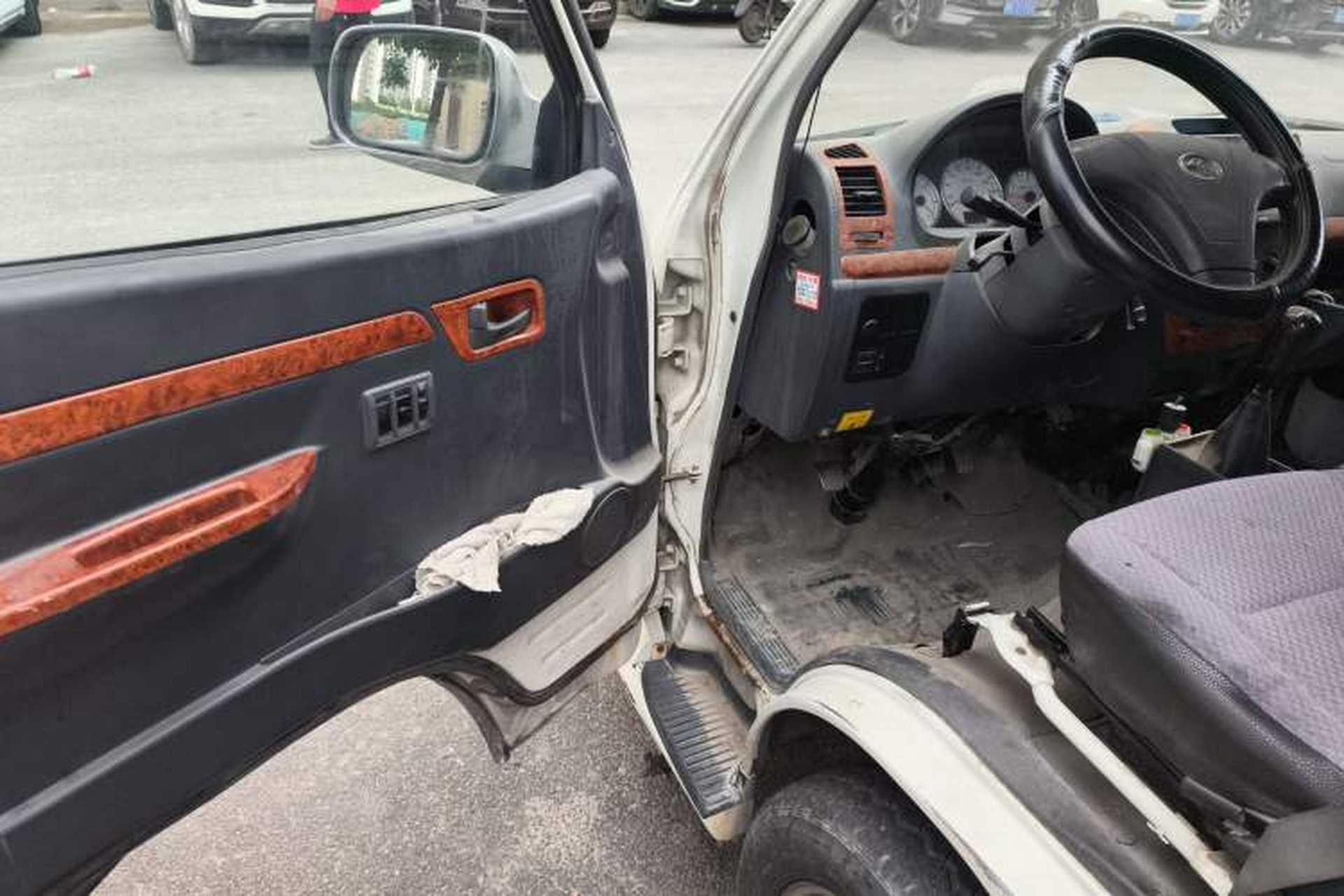 Used King Long Golden Way 2015 2.0L Cargo Van Long Wheelbase Model V20 Driver Seat