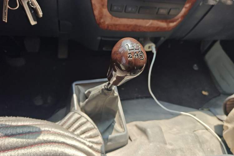 Used King Long Golden Way 2015 2.0L Entrepreneurial Version V19 Gear Lever