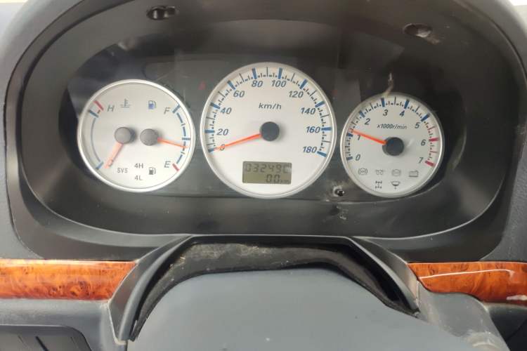 Used King Long Golden Way 2015 2.0L Value-Packed Practical Version 4G21B Odometer Close Up