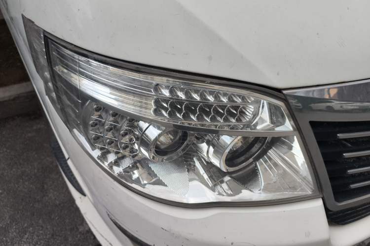 Used King Long Golden Way 2015 2.0L Cargo Van Long Wheelbase Model V20 Right Front Headlight