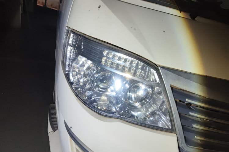Used King Long Golden Way 2015 2.0L Value-Packed Practical Version 4G21B Right Front Headlight