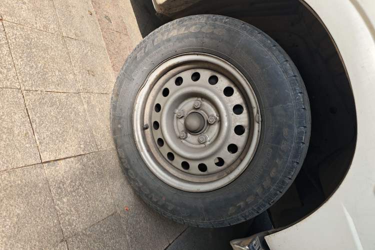 Used King Long Golden Way 2015 2.0L Value-Packed Practical Version 4G21B Right Front Wheel Hub