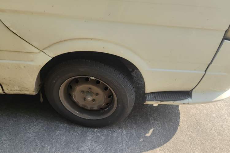 Used King Long Golden Way 2015 2.0L Value-Packed Practical Version 4G21B Right Front Wheel Hub