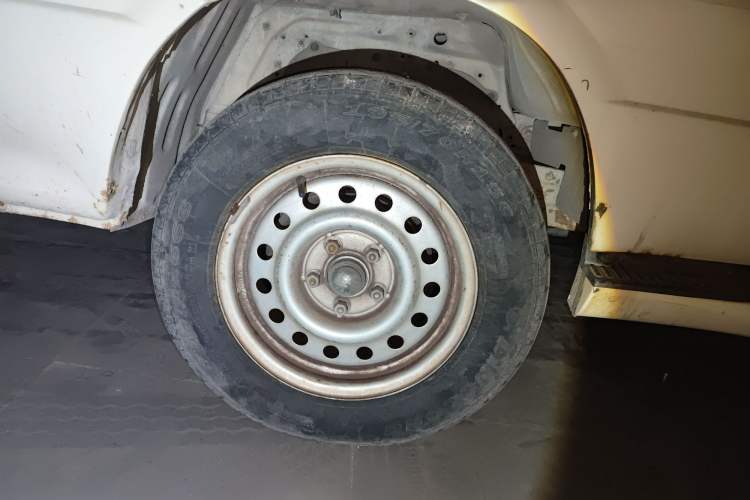 Used King Long Golden Way 2015 2.0L Value-Packed Practical Version 4G21B Right Front Wheel Hub