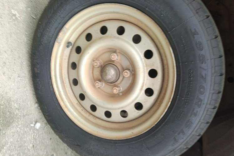 Used King Long Golden Way 2015 2.0L Van 4G21B Right Front Wheel Hub