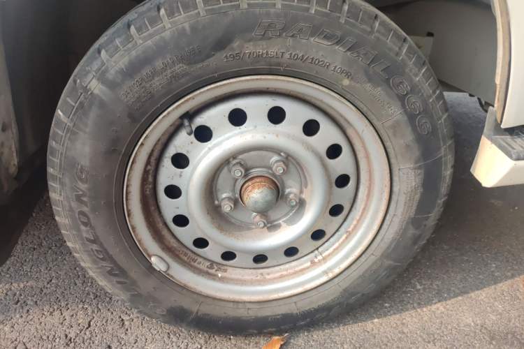 Used King Long Golden Way 2015 2.0L Value-Packed Practical Version 4G21B Right Front Wheel Hub