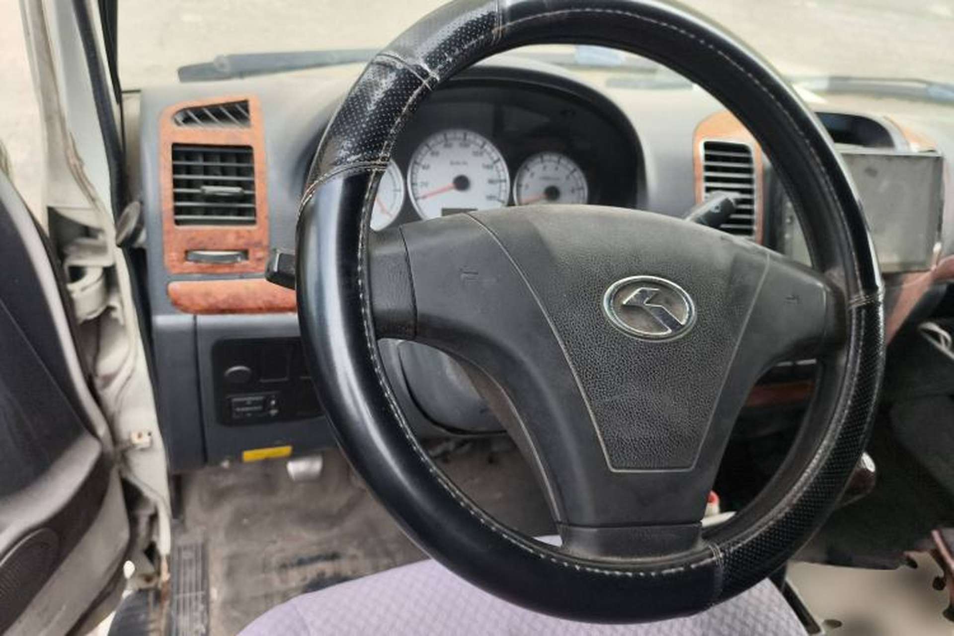 Used King Long Golden Way 2015 2.0L Cargo Van Long Wheelbase Model V20 Steering Wheel