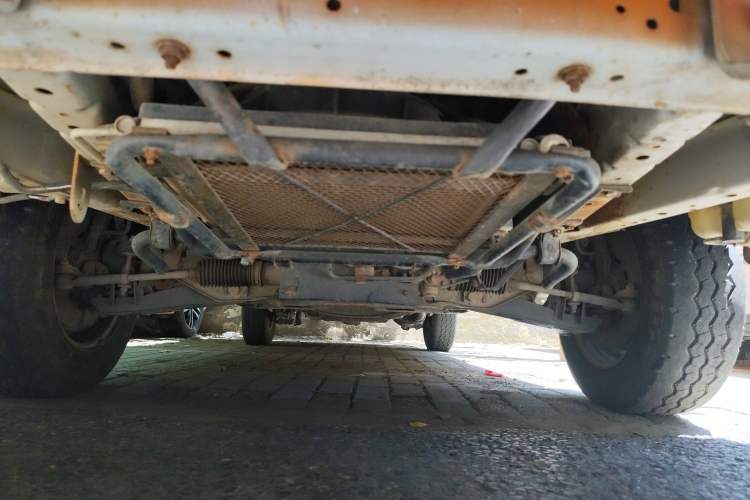 Used King Long Golden Way 2015 2.0L Value-Packed Practical Version 4G21B Chassis Front