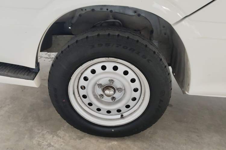 Used King Long Golden Way 2021 2.2L Jiemu Van High Roof V22H Left Front Wheel Hub