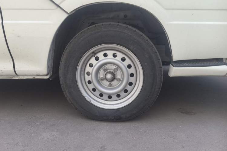 Used King Long Golden Way 2021 2.2L Jiemu Business-Grade Van High Roof V22H Right Front Wheel Hub