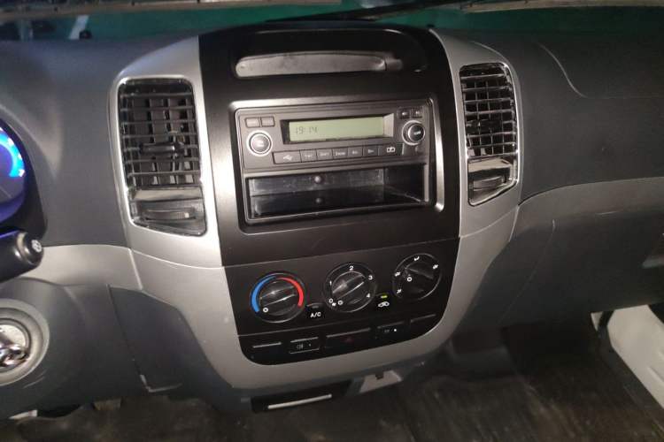 Used King Long Golden Way 2024 2.2L Jietong 4-7 Seater Audio And AC Panel