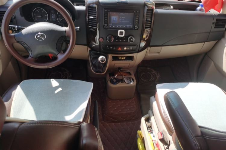 Used King Long Kaite 2018 2.8T Shangchai Business Vehicle SC28R Center Console