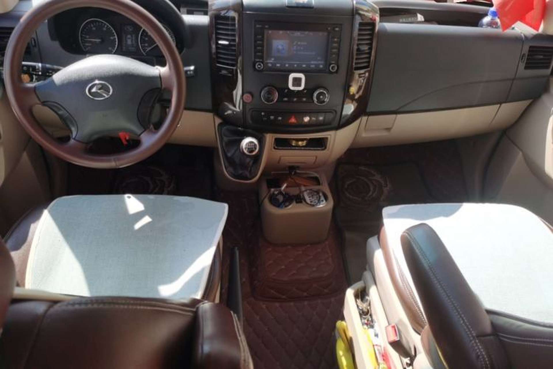 Used King Long Kaite 2018 2.8T Shangchai Business Vehicle SC28R Center Console
