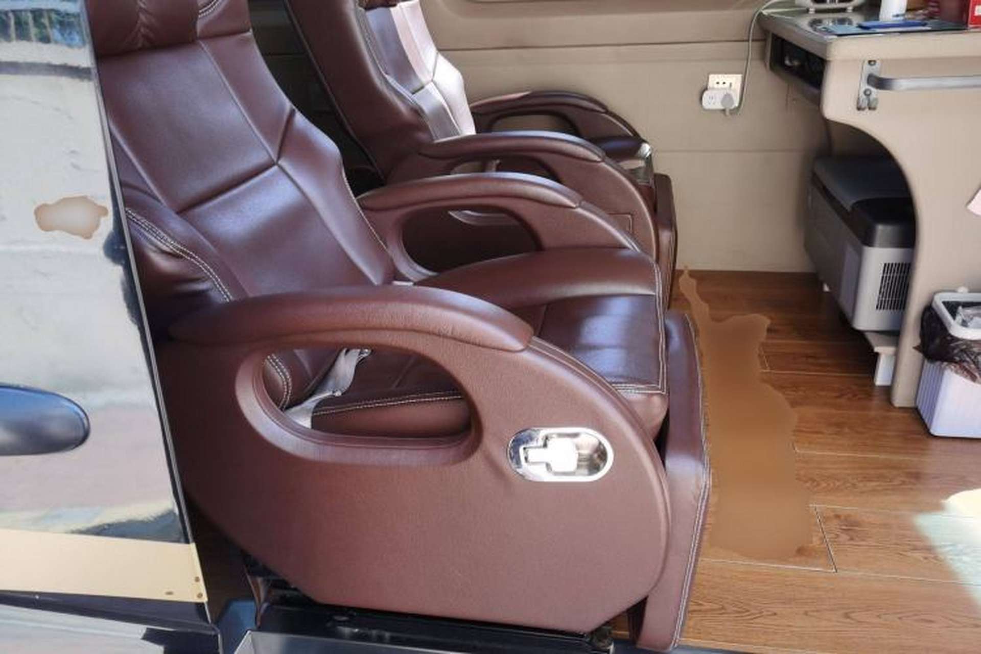 Used King Long Kaite 2018 2.8T Shangchai Business Vehicle SC28R Left Rear Seat