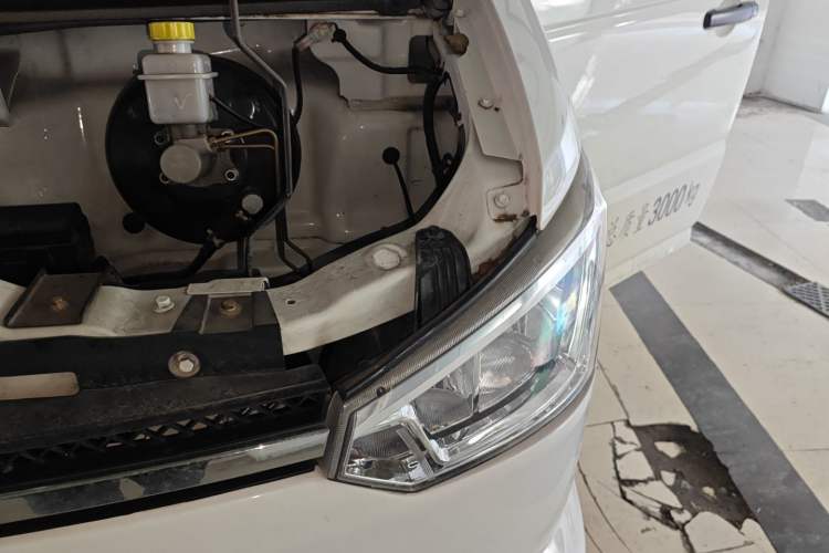 Used King Long Longyao 6 2022 Innovative Hang 38.64 kWh Van Series Engine Bay Left