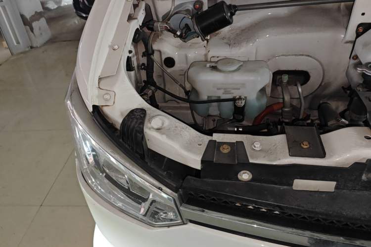 Used King Long Longyao 6 2022 Innovative Hang 38.64 kWh Van Series Engine Bay Right