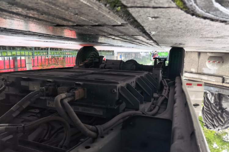 Used King Long Longyao 6 2022 Van Series with CATL 38.64 kWh Power Battery Chassis Front Right
