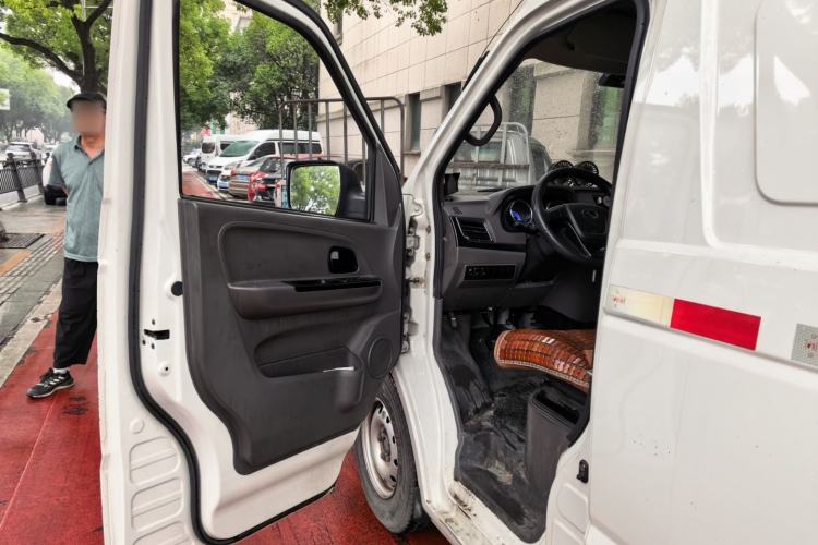 Used King Long Longyao 6 2022 Van Series with CATL 38.64 kWh Power Battery Driver Seat