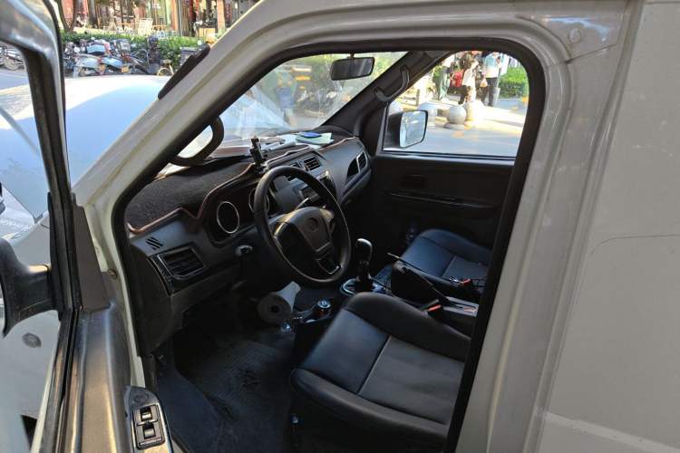 Used King Long Longyao 6 2022 Van Series CATL 41.86 kWh Driver Seat