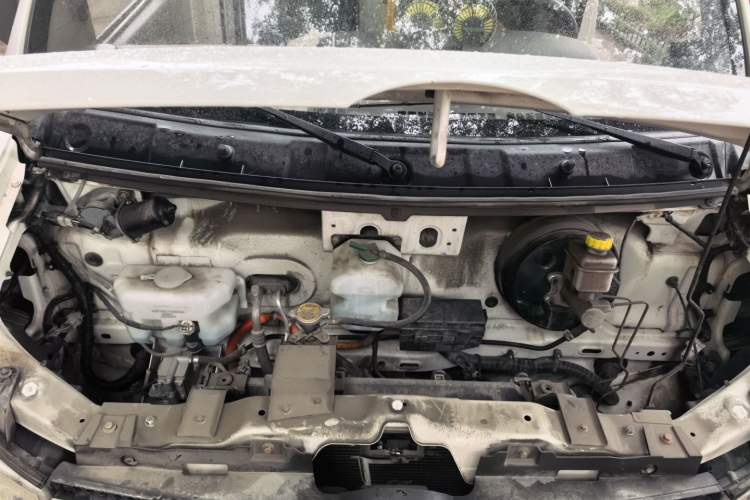 Used King Long Longyao 6 2022 Van Series with CATL 38.64 kWh Power Battery Engine Bay