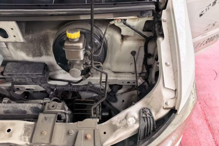 Used King Long Longyao 6 2022 Van Series with CATL 38.64 kWh Power Battery Engine Bay Left