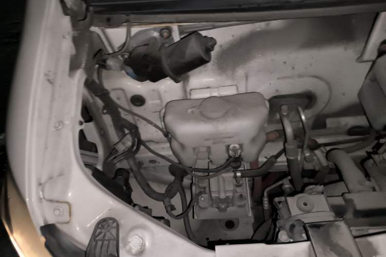Used King Long Longyao 6 2022 Innovative Hang 38.64 kWh Van Series Engine Bay Right