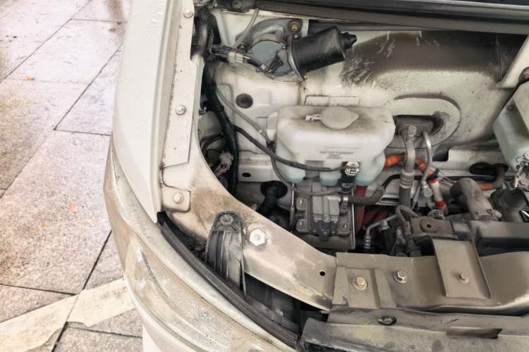 Used King Long Longyao 6 2022 Van Series with CATL 38.64 kWh Power Battery Engine Bay Right