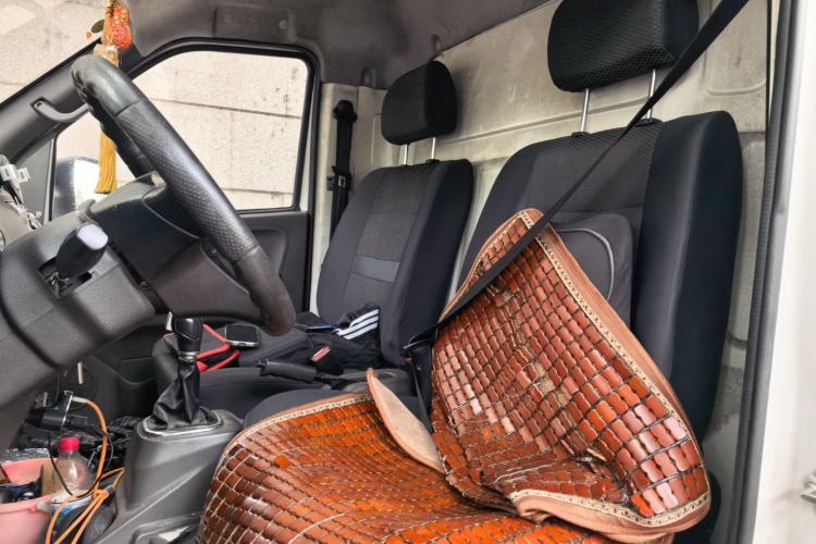 Used King Long Longyao 6 2022 Van Series with CATL 38.64 kWh Power Battery Left Front Seat