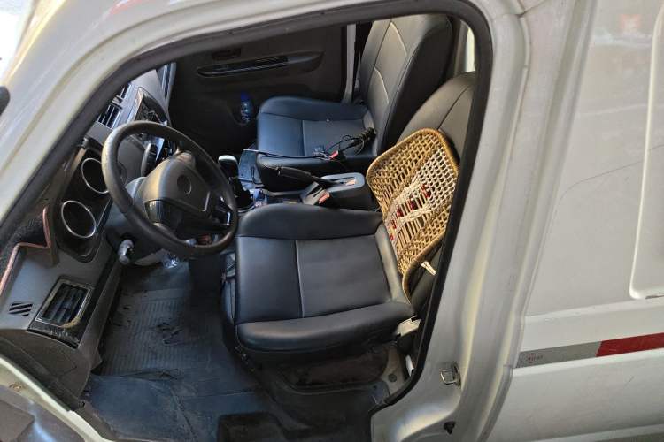Used King Long Longyao 6 2022 Van Series CATL 41.86 kWh Left Front Seat