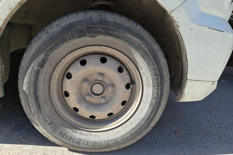 Used King Long Longyao 6 2022 Van Series CATL 41.86 kWh Right Front Wheel Hub