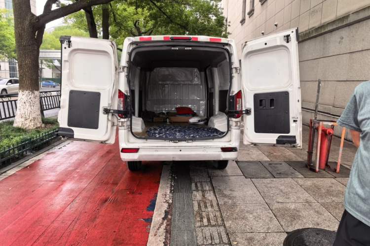 Used King Long Longyao 6 2022 Van Series with CATL 38.64 kWh Power Battery Trunk