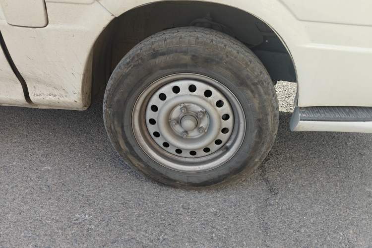 Used King Long Longyao 8 2021 41-Foot Cargo Van with Mid-Roof Right Front Wheel Hub