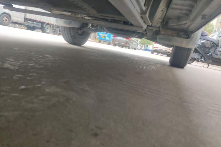Used King Long Longyao 8 2022 Pure Electric Van Flat Roof 50.232 kWh Chassis Front Right