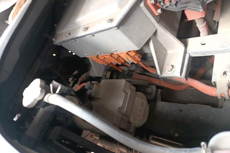 Used King Long Longyao 8 2022 Pure Electric Van Flat Roof 50.232 kWh Engine Bay Right