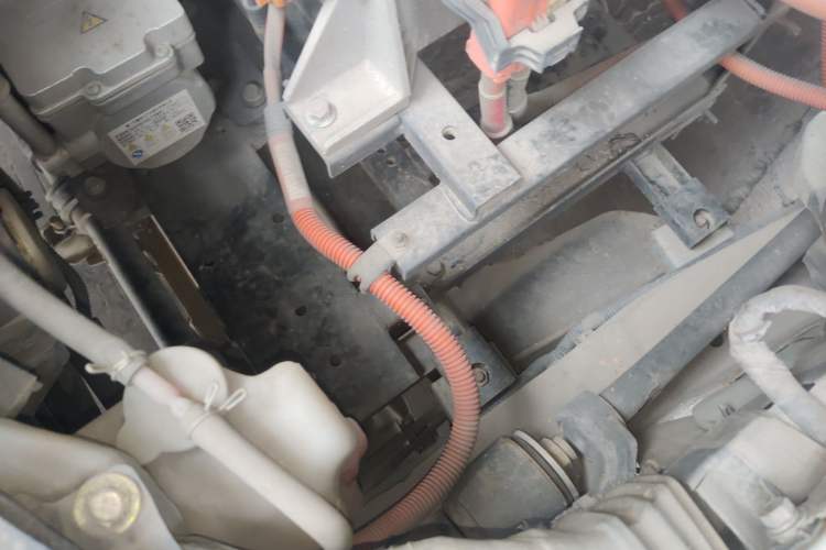 Used King Long Longyao 8 2022 Pure Electric Van Flat Roof 50.232 kWh Engine Bay Right