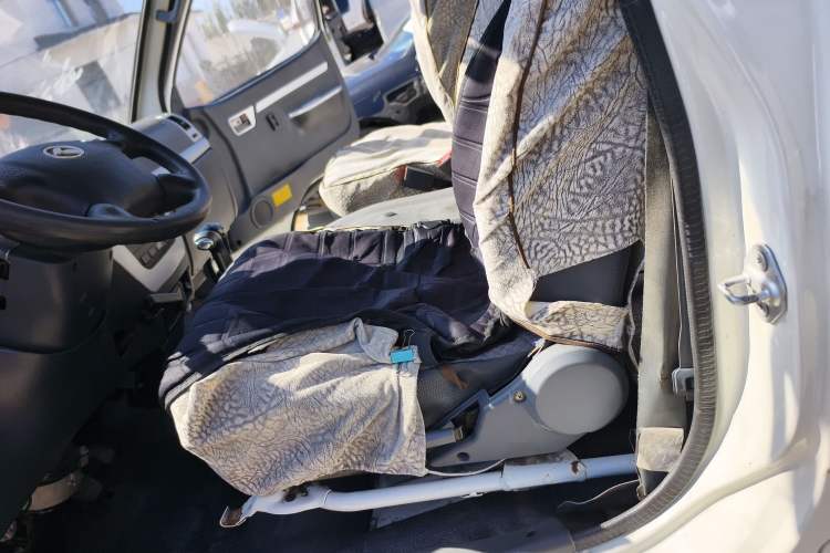 Used King Long Longyao 8 2022 Pure Electric Van High Roof 41.86 kWh Left Rear Seat