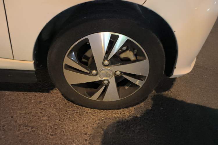 Used Know Beans D2 2016 D2 Model Right Front Wheel Hub