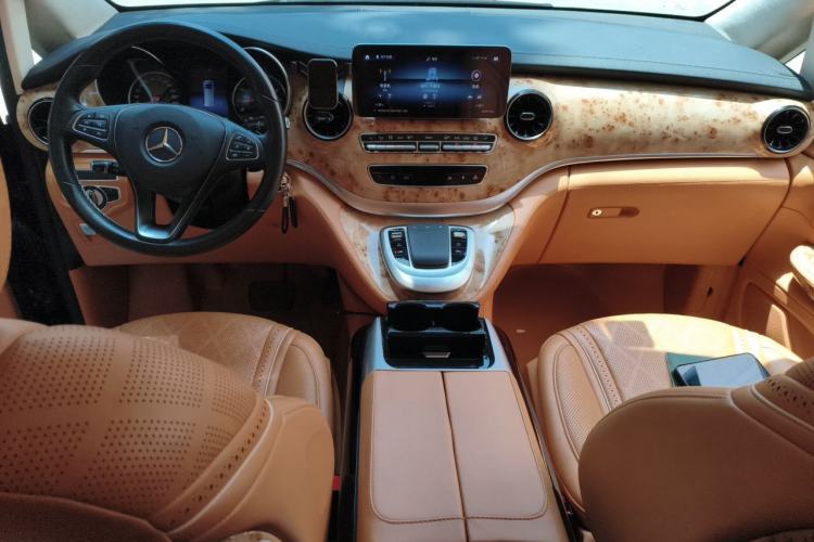 Used Kunchi V-Class  Center Console