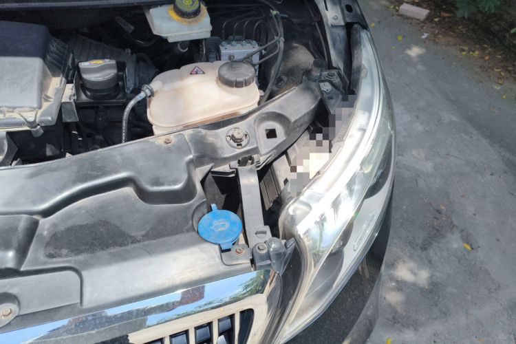 Used Kunchi V-Class  Engine Bay Left