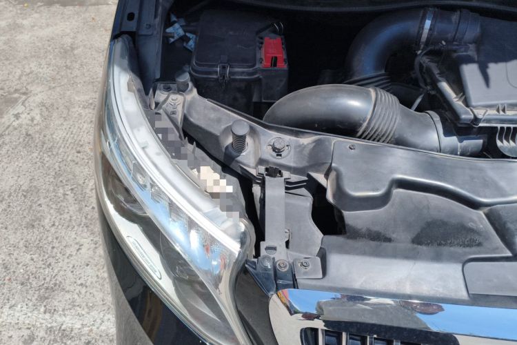 Used Kunchi V-Class  Engine Bay Right