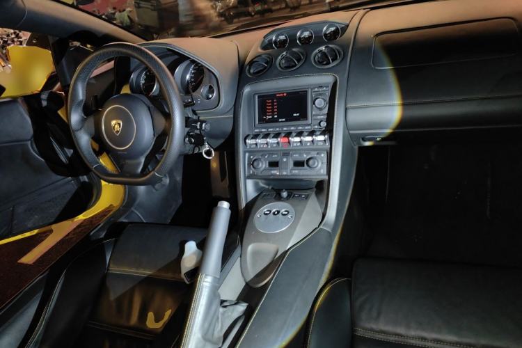 Used Lamborghini Gallardo 2011 LP 550-2 Tricolore Center Console