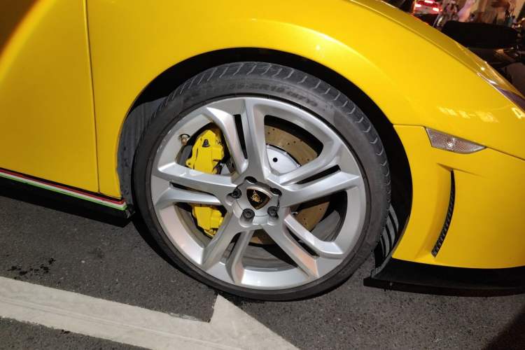 Used Lamborghini Gallardo 2011 LP 550-2 Tricolore Right Front Wheel Hub