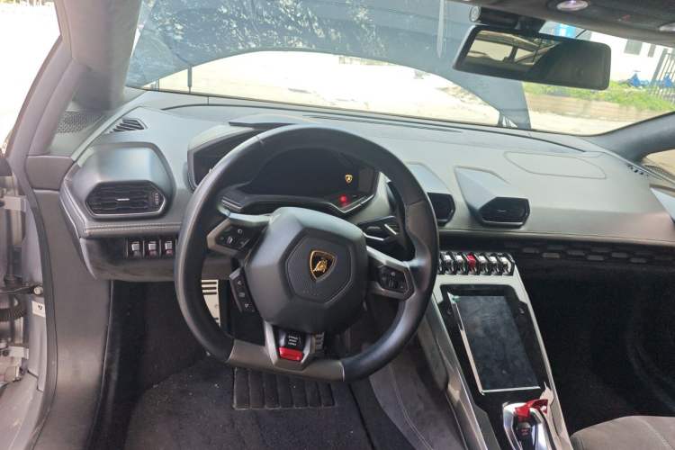 Used Lamborghini Huracán 2016 Huracán RWD Coupe Center Console