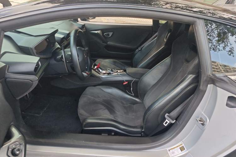 Used Lamborghini Huracán 2016 Huracán RWD Coupe Left Front Seat
