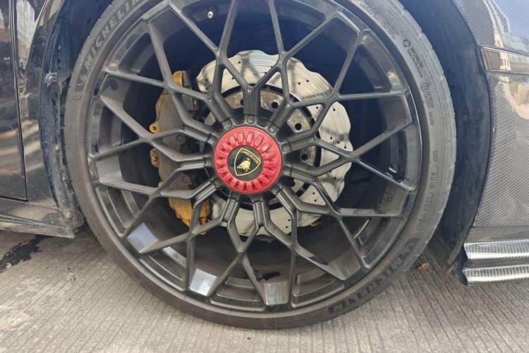 Used Lamborghini Huracán 2016 Huracán RWD Coupe Right Front Wheel Hub