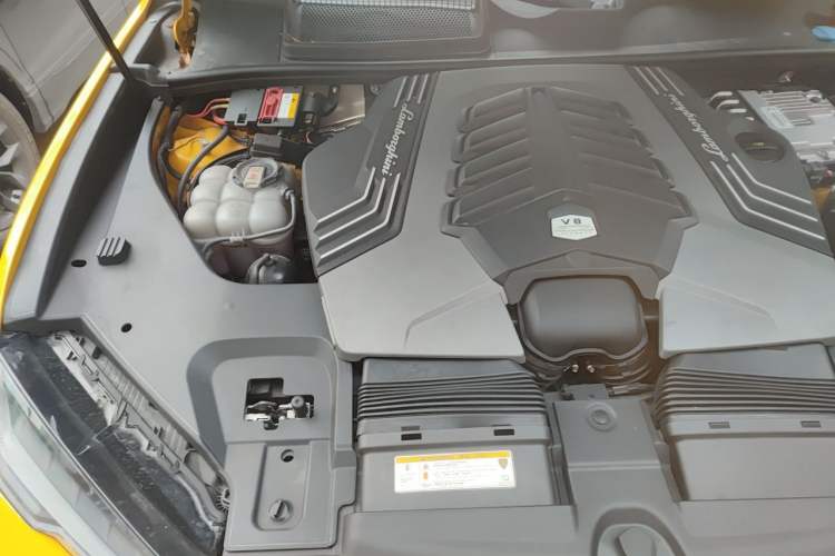 Used Lamborghini Urus 2023 4.0T V8 S Engine Bay Right